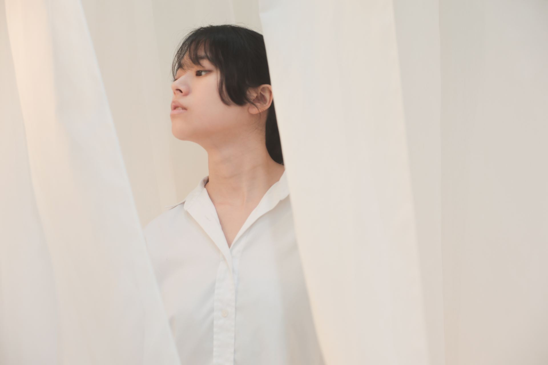 カーテン越しのポートレート