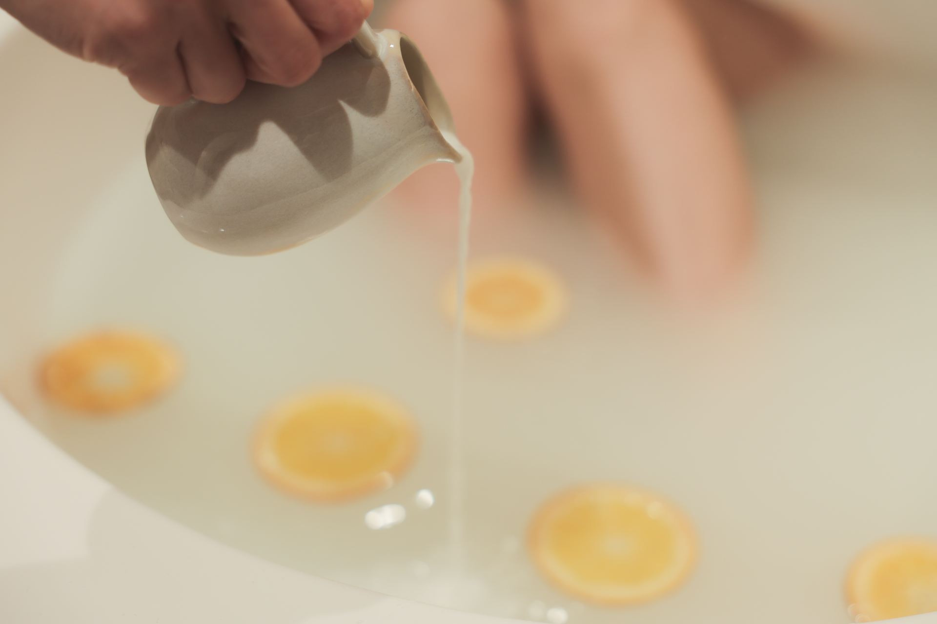 ミルクの湯にオレンジを浮かべて