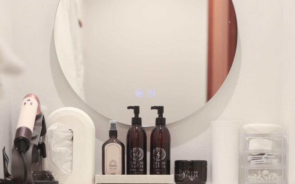 鏡の前に並ぶアメニティとタオル。手ぶらで来店できる設え