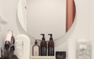鏡の前に並ぶアメニティとタオル。手ぶらで来店できる設え