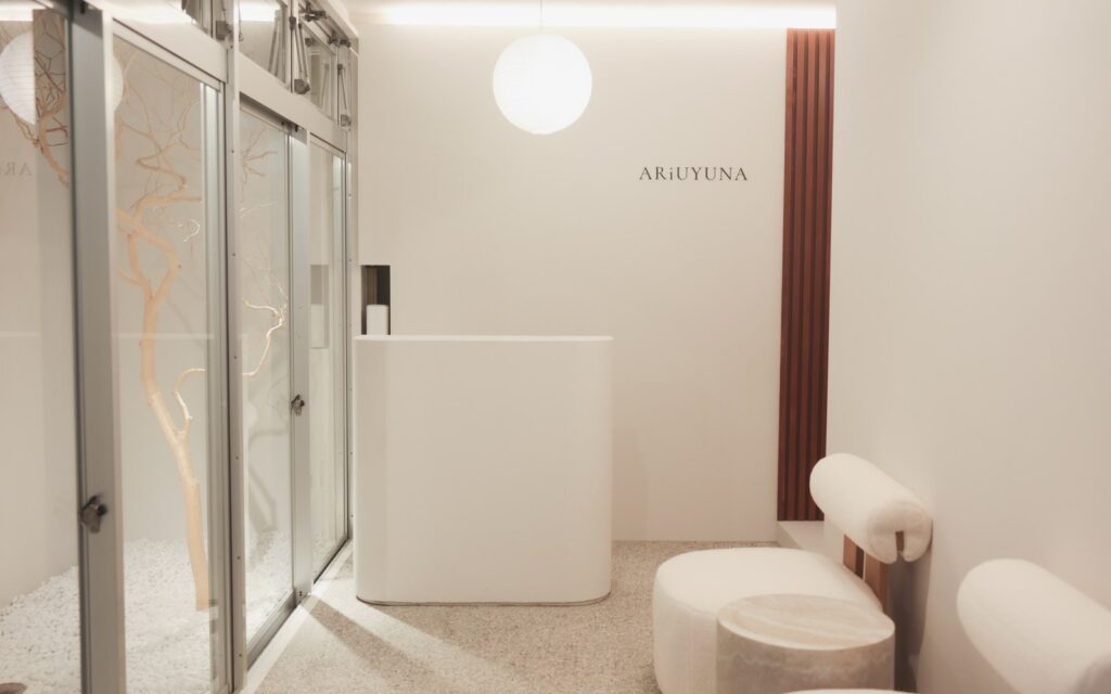 受付カウンターとARiUYUNAのサイン