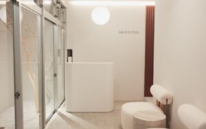 受付カウンターとARiUYUNAのサイン